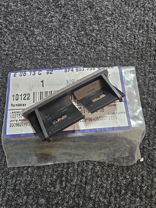 Embelma grila fata noua originala Audi A3 8P 

Cod Oe: 8P4 853 736