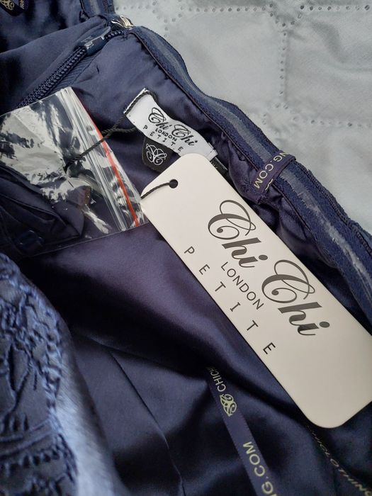 Продавам официална рокля!