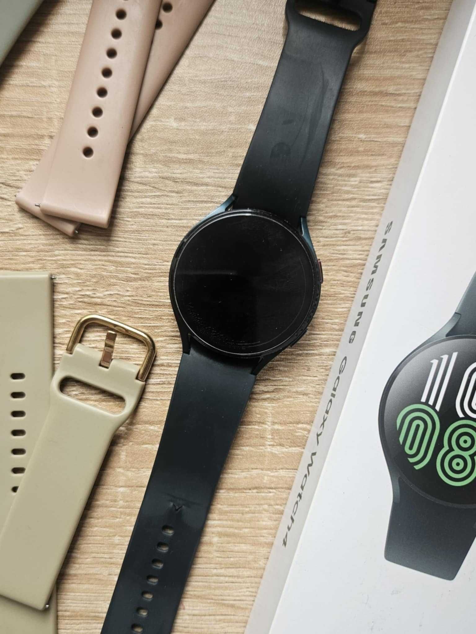 Samsung Galaxy Watch 4 с подарък 3 протектора и 5 допълнителни каишки