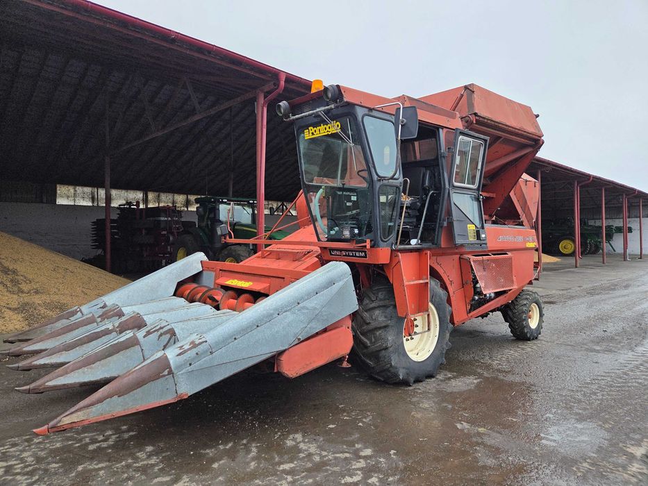 Combina de recoltat stiuleti porumb  New Idea 838 cu heder 4 randuri .