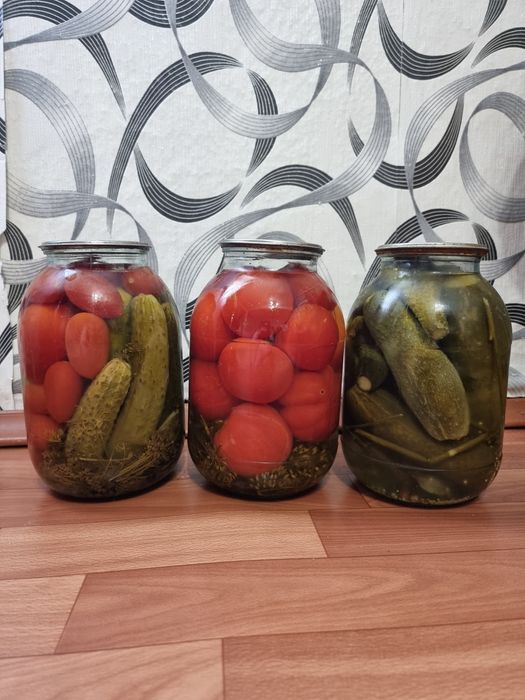 Соленья огурцы и помидоры .