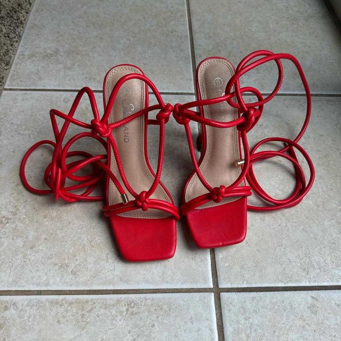 червени сандали на ток размер 36 естествена кожа с връзки обувки