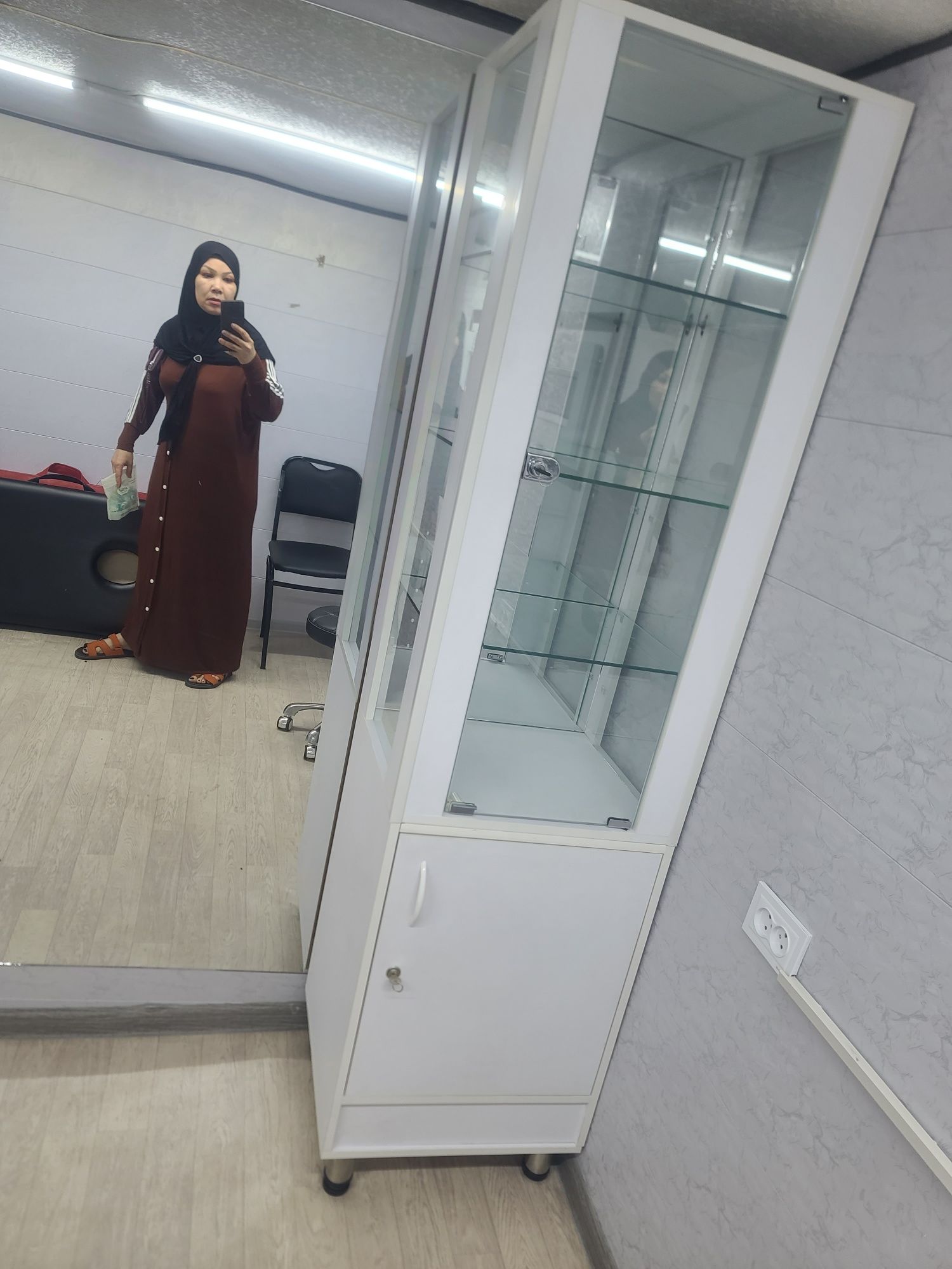Salon mebel bor sotiladi