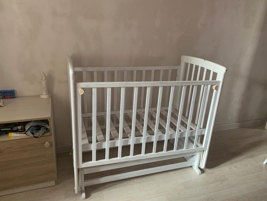 Детская кроватка белое дерево