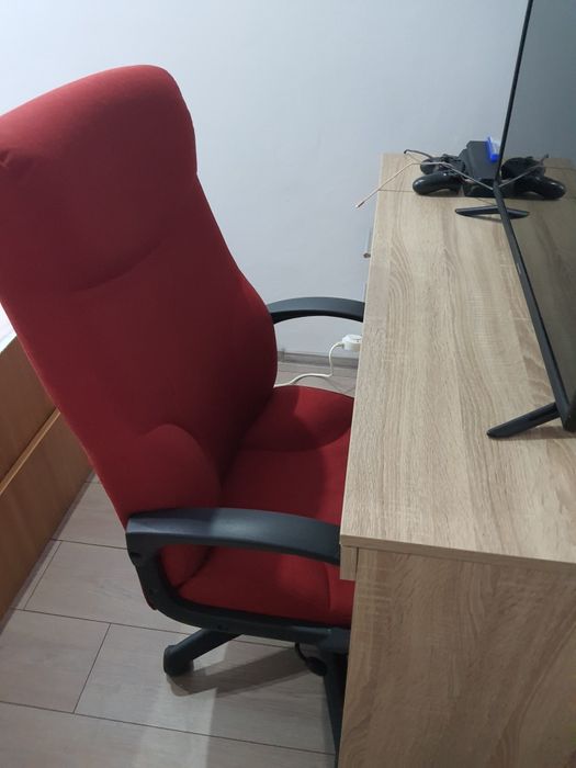 Scaun birou rosu.