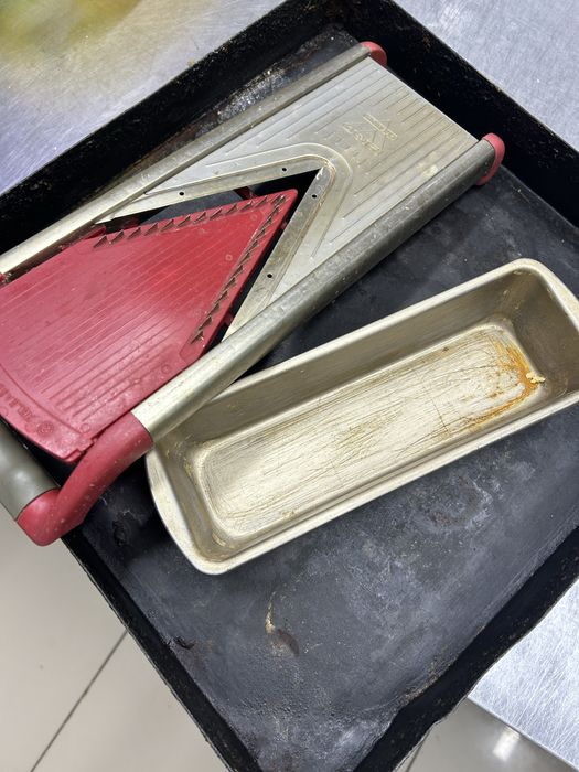 Отдам даром противень, форму для кекса, терку