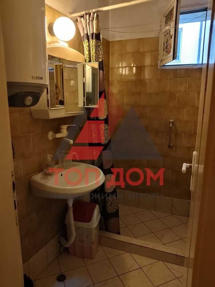 Тристаен! Спортна зала! Втори етаж! Свободен! Код 72349