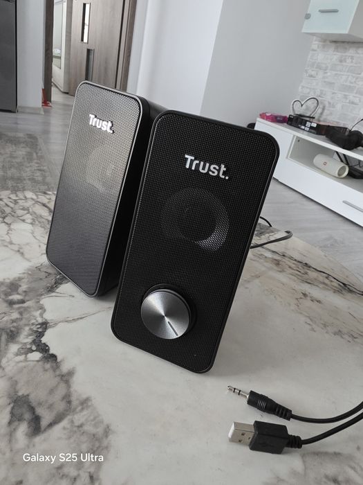 Boxe Trust cu led RGB aproape noi