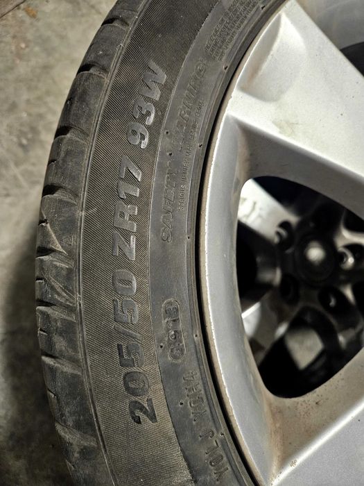 Продавам гуми с джанти 17 за Мазда