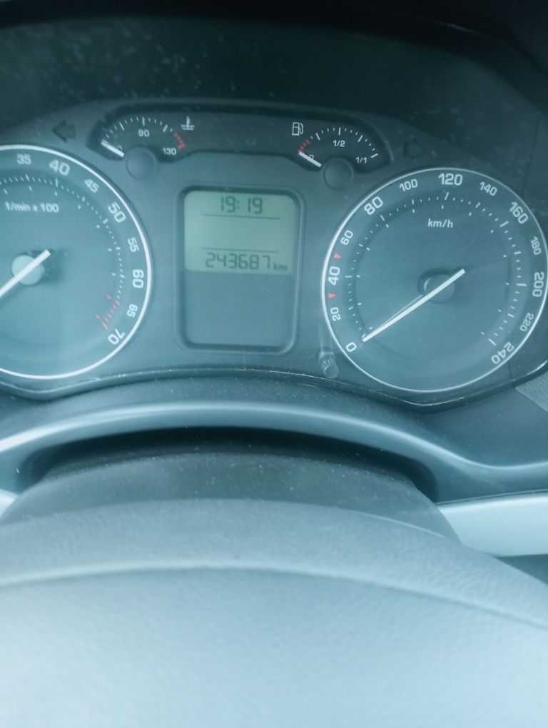 Vând Skoda Octavia 2   1.6mpi