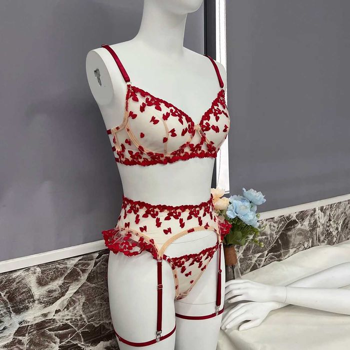 set lenjerie nou dantela brodat rosu 4 piese L cupa C