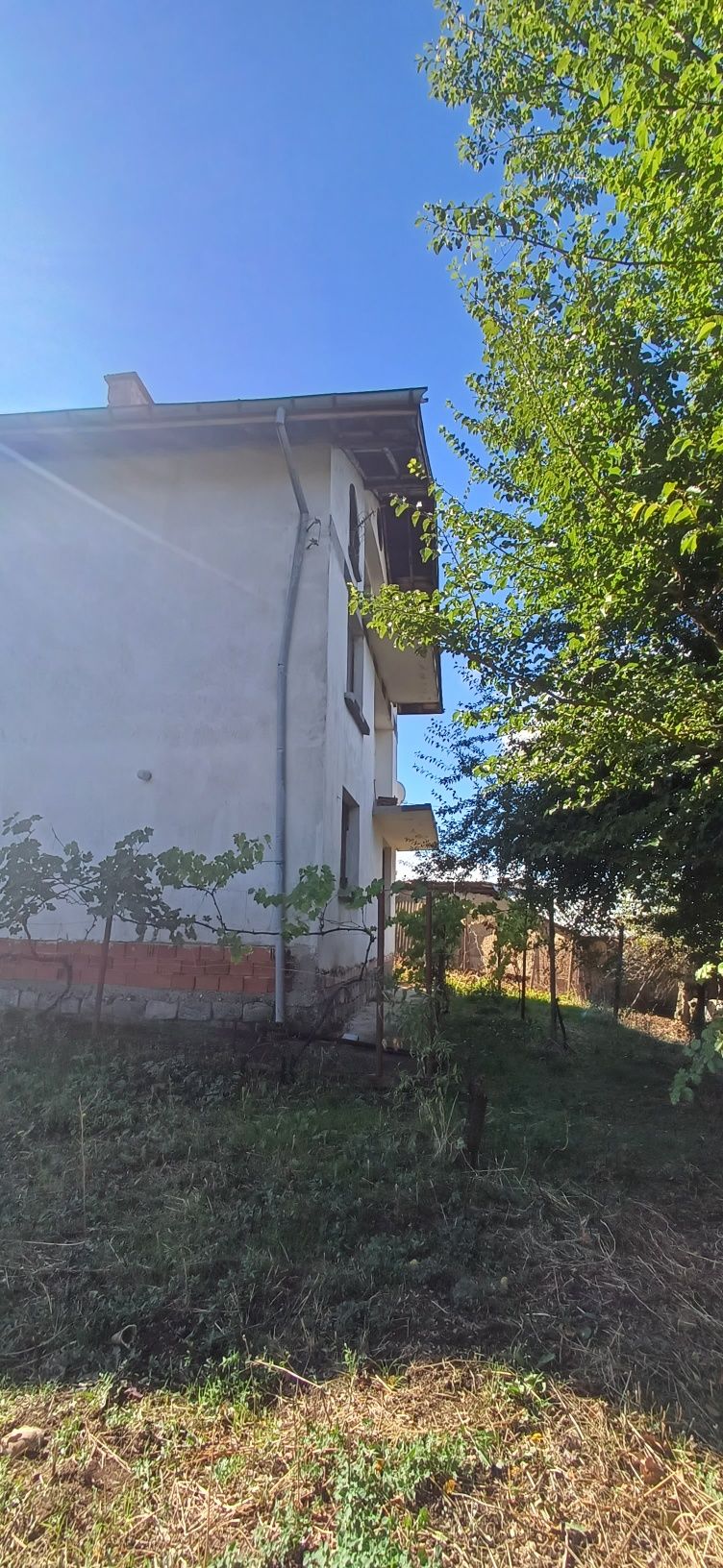 Просторна триетажна къща