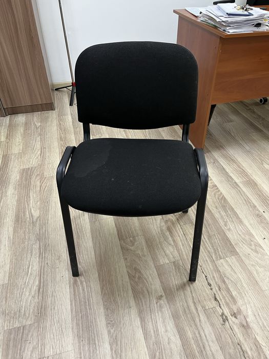 Стул офисный черный