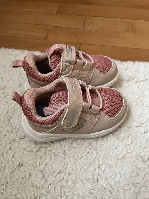 Adidasi fetite marimea 22