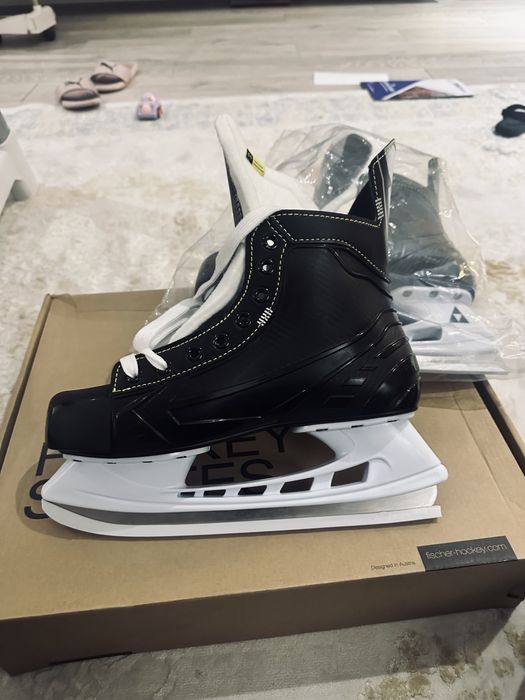 Продам коньки хоккейные FISCHER.