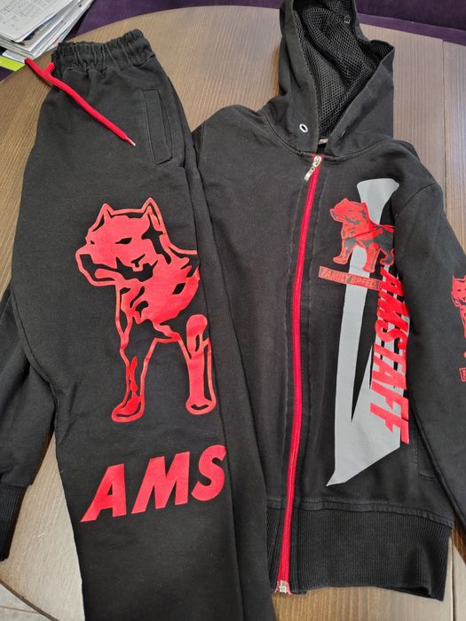 Две долнища, спортен екип и две блузи с дълъг ръкав