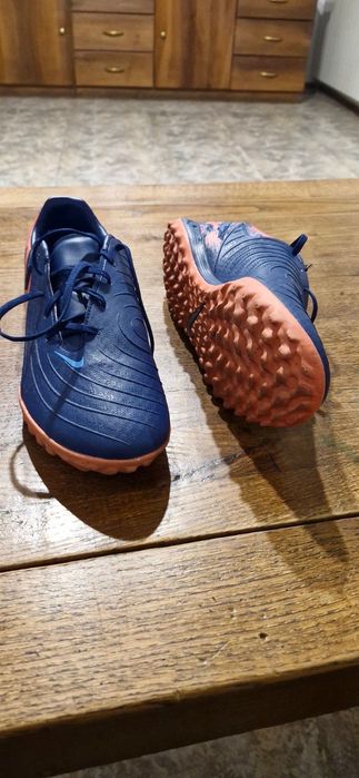 Бутонки и маратонки за футбол