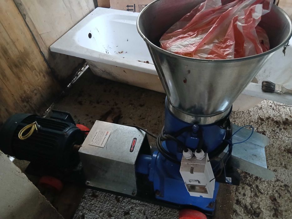 Продвам чисто нова гранул машина и две ярмомелки в добър вид