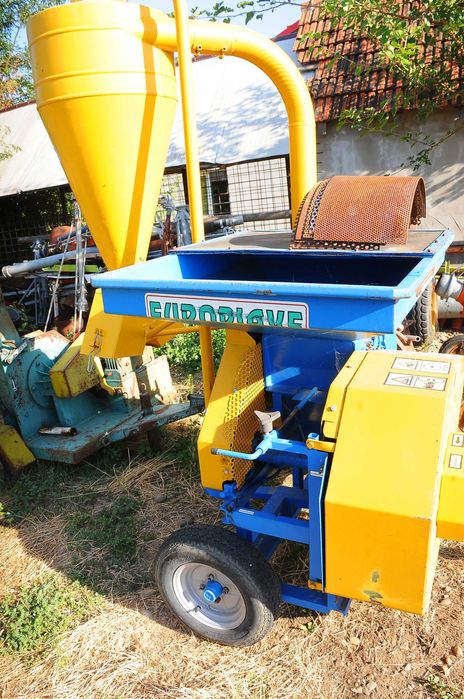 Moara cu ciocanele la tractor, cu spargator, ciclon, mai multe site