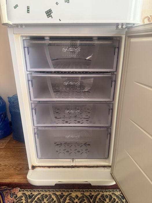 Холодильник сотилади