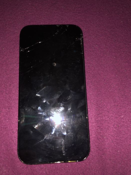 Здравейте продавам iphone 14 Дисплея му е за смяна става и за части