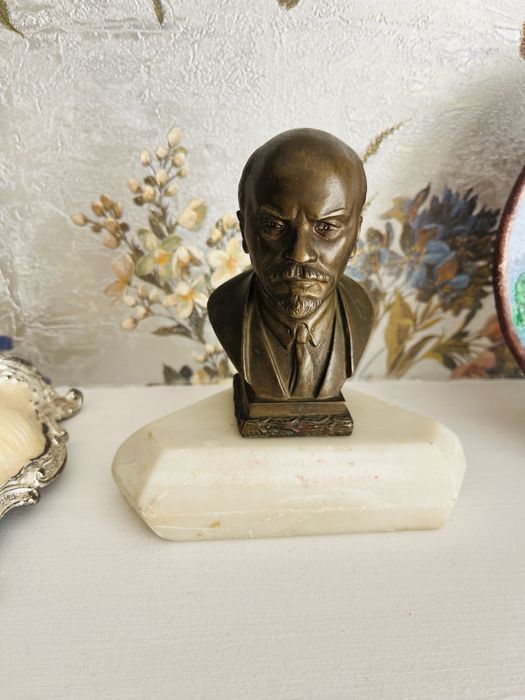 Продам бронзовый бюст В.И. Ленина (1955 год, мраморный постамент)