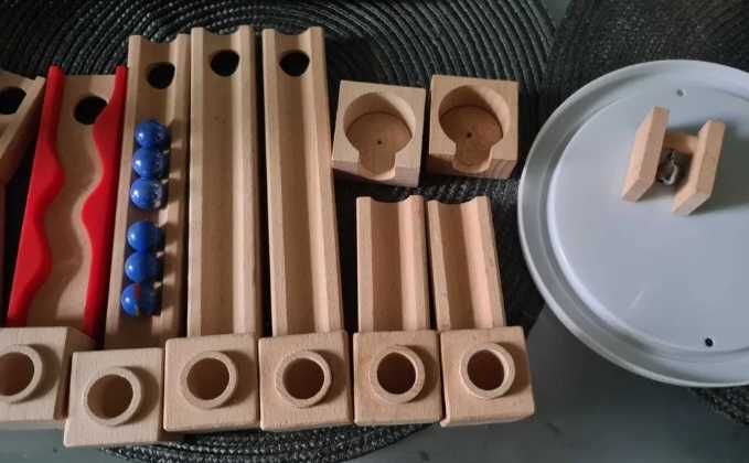 Vând joc construcție cu piese din lemn, circuit cu bile