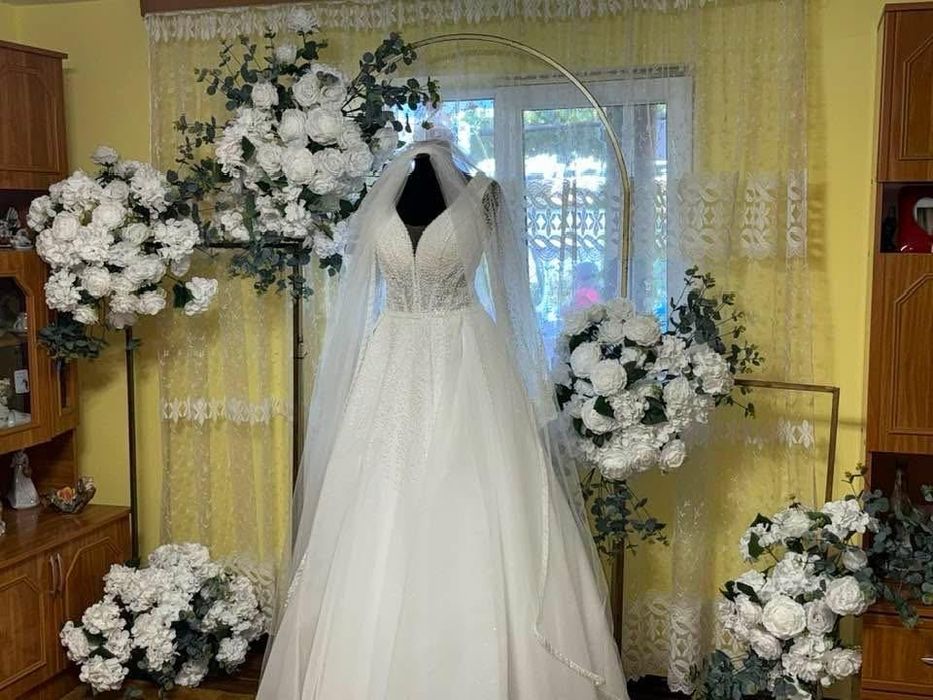 Rochie de mireasă ,creolină ,voal si geantă