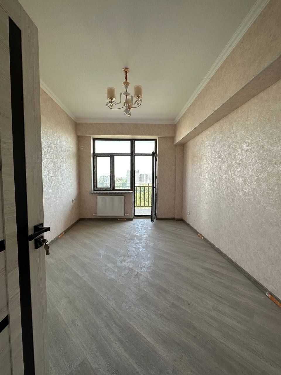 ПРОДАЁТСЯ КВАРТИРА 3/7/10 
на ул. Сайрам метро Максим Горького 
Мирзо