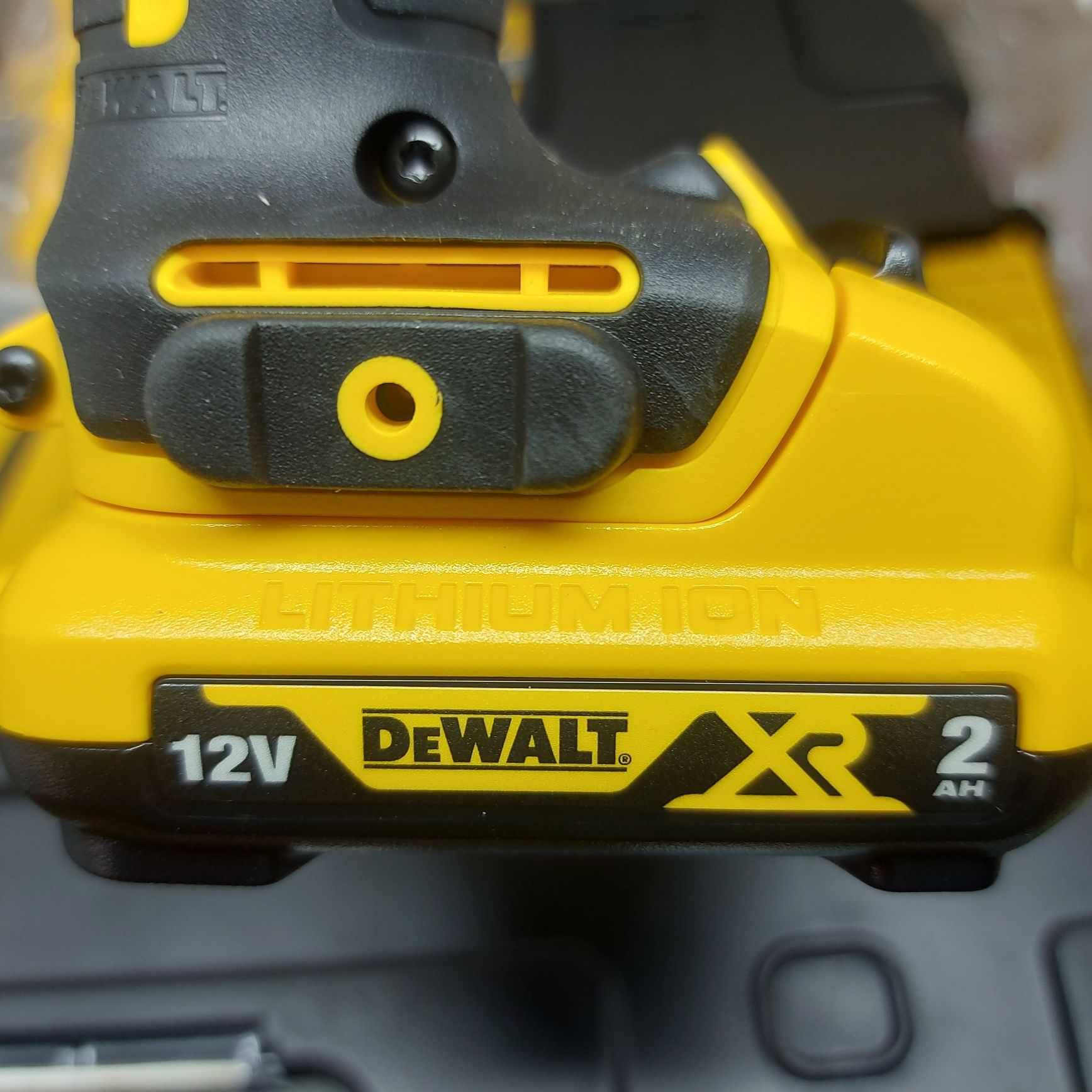 Нов безчетков винтоверт Dewalt DCD701D2  12V