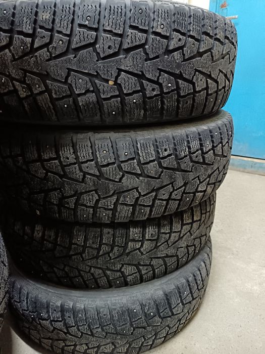 Продам зимние шипованные шины Maxxis 235 /75R16