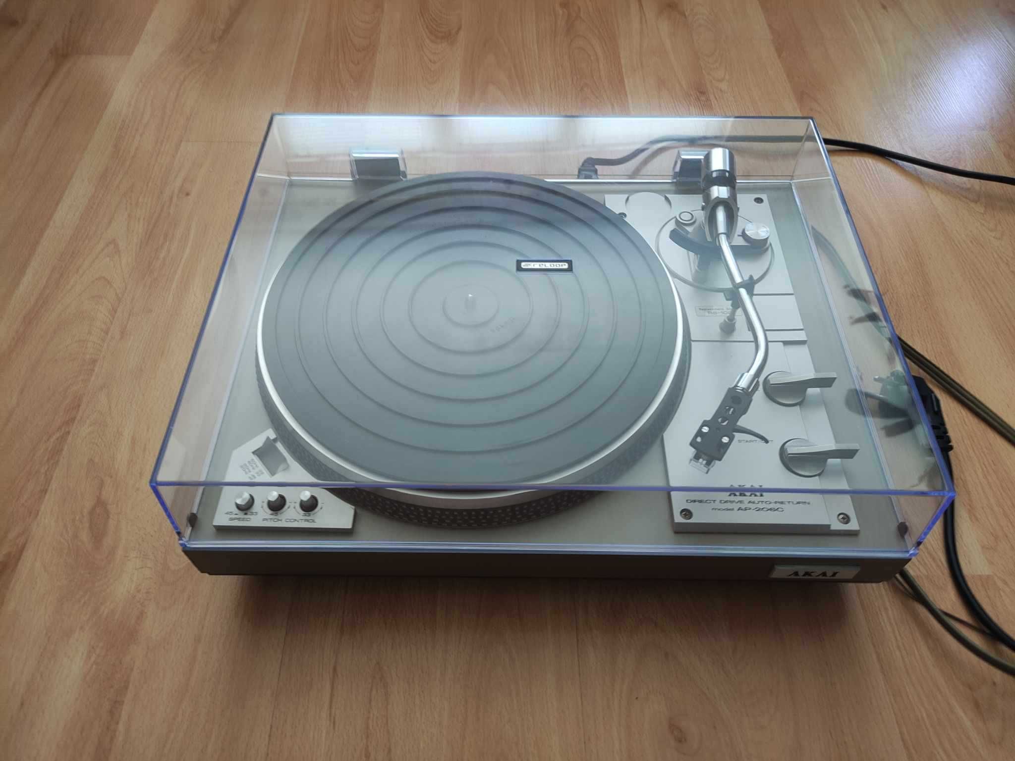 Продавам грамофон AKAI AP 206 C