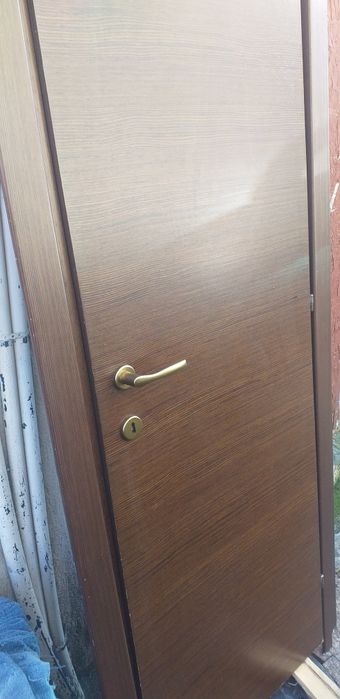 Vând ușa baie maro