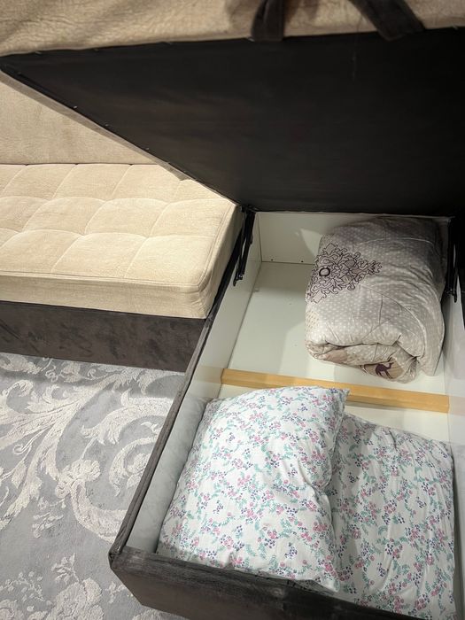 Продаю свой б/у угловой диван в хорошем состоянии.