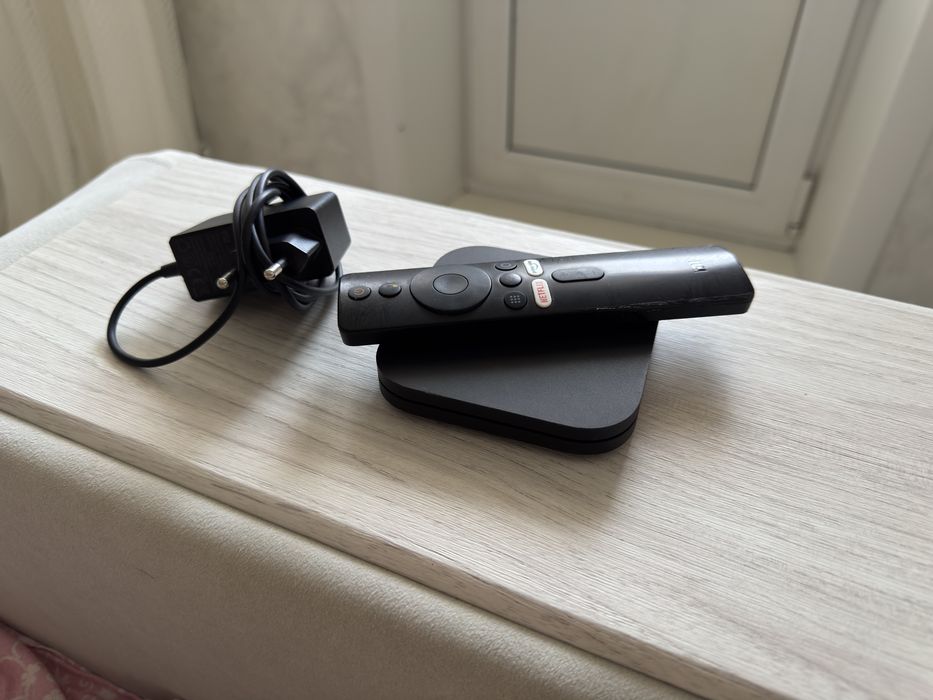 Продам смарт приставку Xiaomi Mi Box 4K 2/8 гб