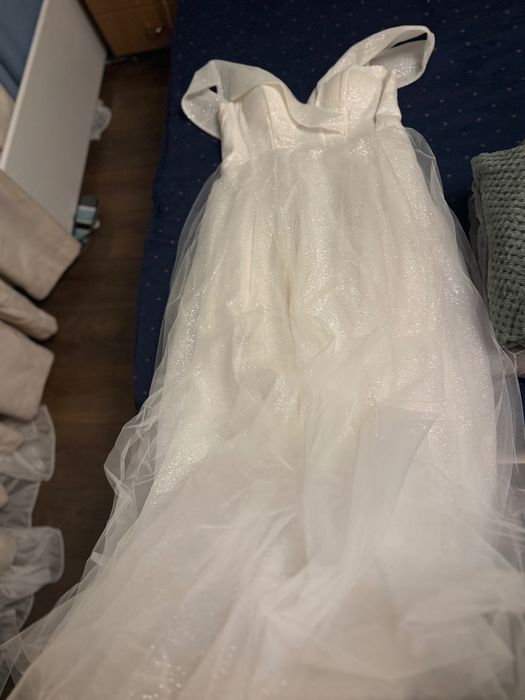 Сватбена рокля с брокат и тюл