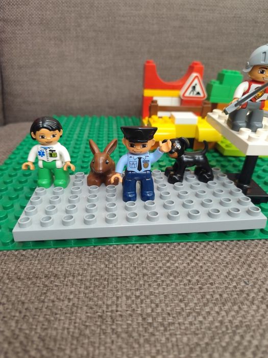 Лего Дупло плоча и частите към нея