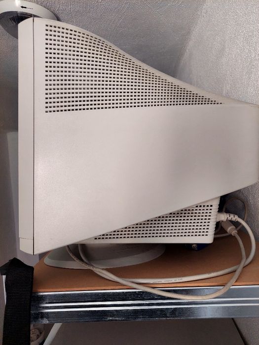 Продавам Монитор LG