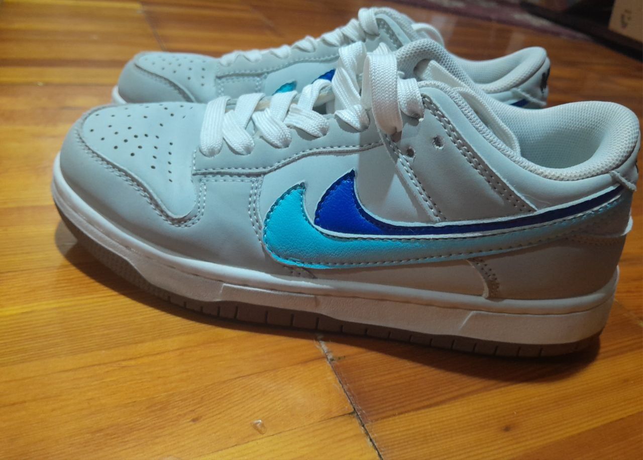 Кроссовки Nike на шнурках.