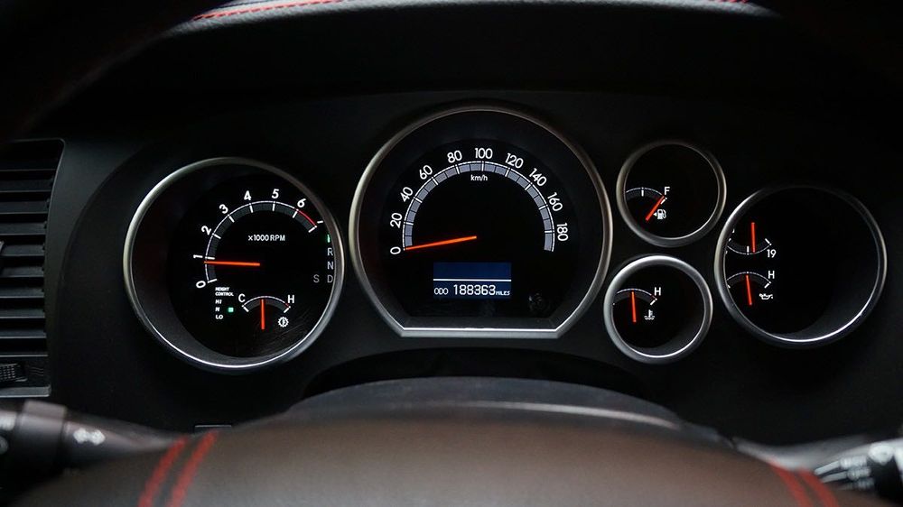 На Toyota Sequoia — Щиток приборов.