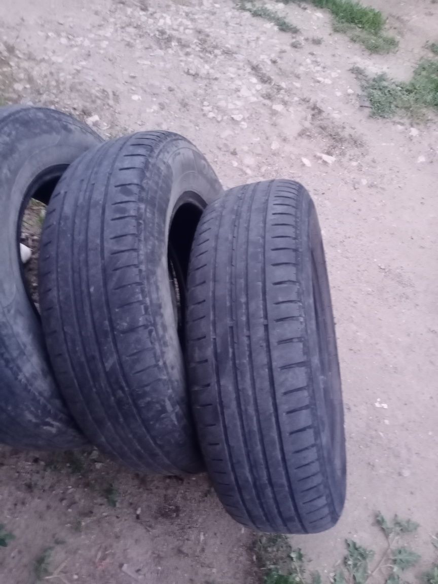 Продам шины б/у состояние среднее