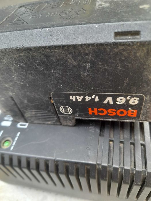 Винтоверт BOSCH добре работещ с зарядно и три батерии!