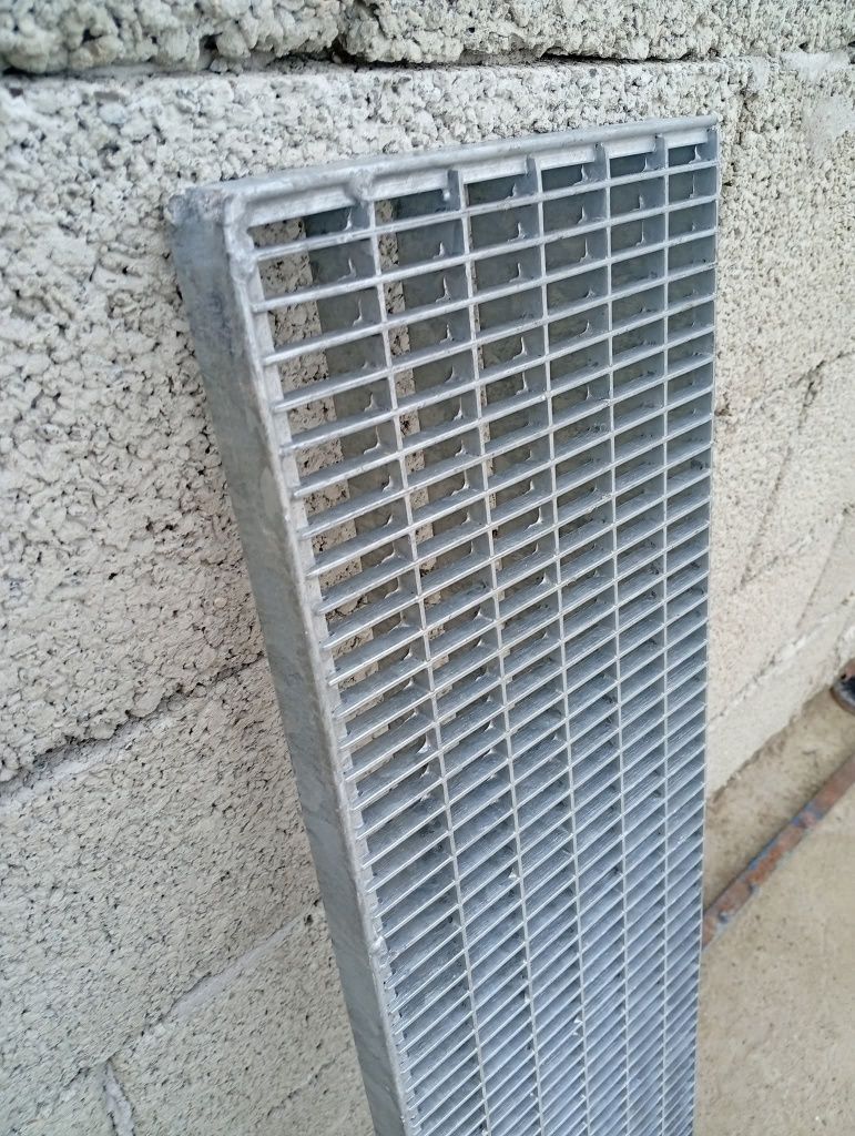 Vând grătare zincate galvanizate pentru detalii sunați