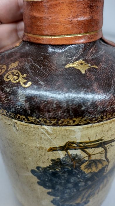 Винтидж стъклена гарафа, декорирана с кожа. Декор грозде и злато