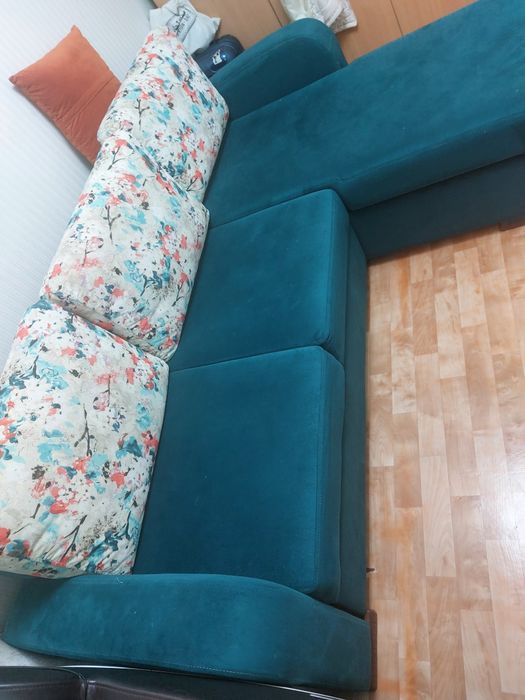 Диван раздвижной. Размеры 2 метра. Каркас металлический. Крепкий. й