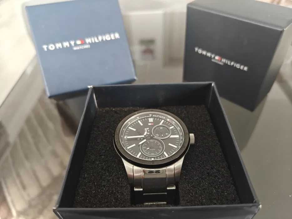 Tommy Hilfiger Часовник