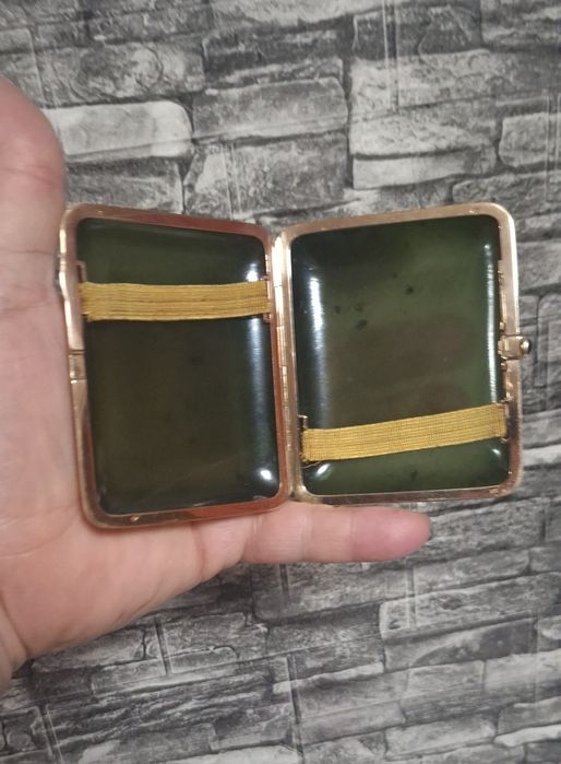 Propun spre vanzare o superba tabachera din Jad Nephrite si aur de 14k