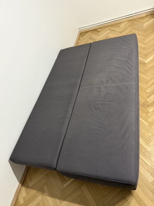 Canapea gri extensibilă cu spațiu de depozitare