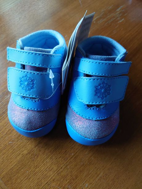 Vând pantofi bebe 0-3 luni Reebok + cadou