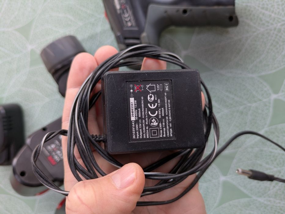 Vând trusă de înfiletat/înșurubat Skil 12 V